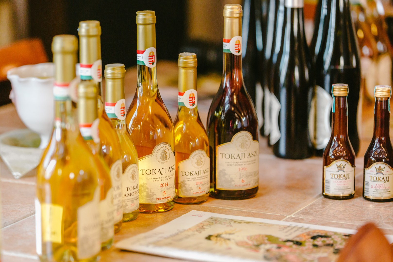 Tokaji aszúk egymás mellett