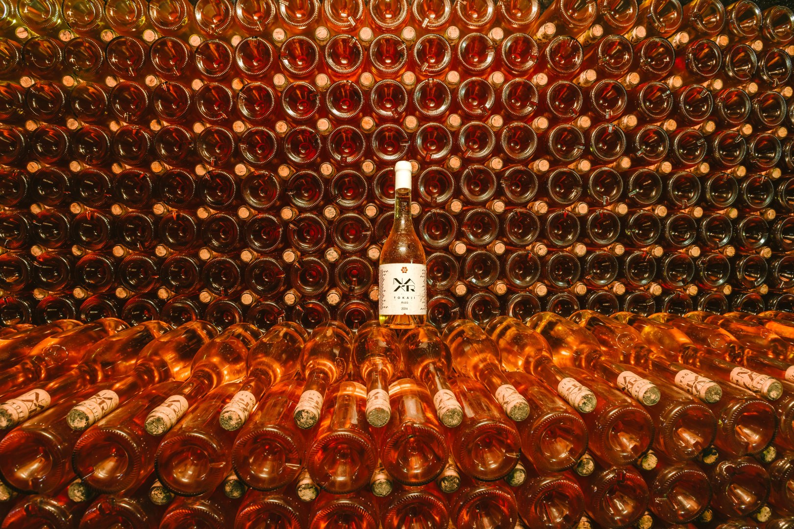 Tokaji aszú palackok egymásra pakolva